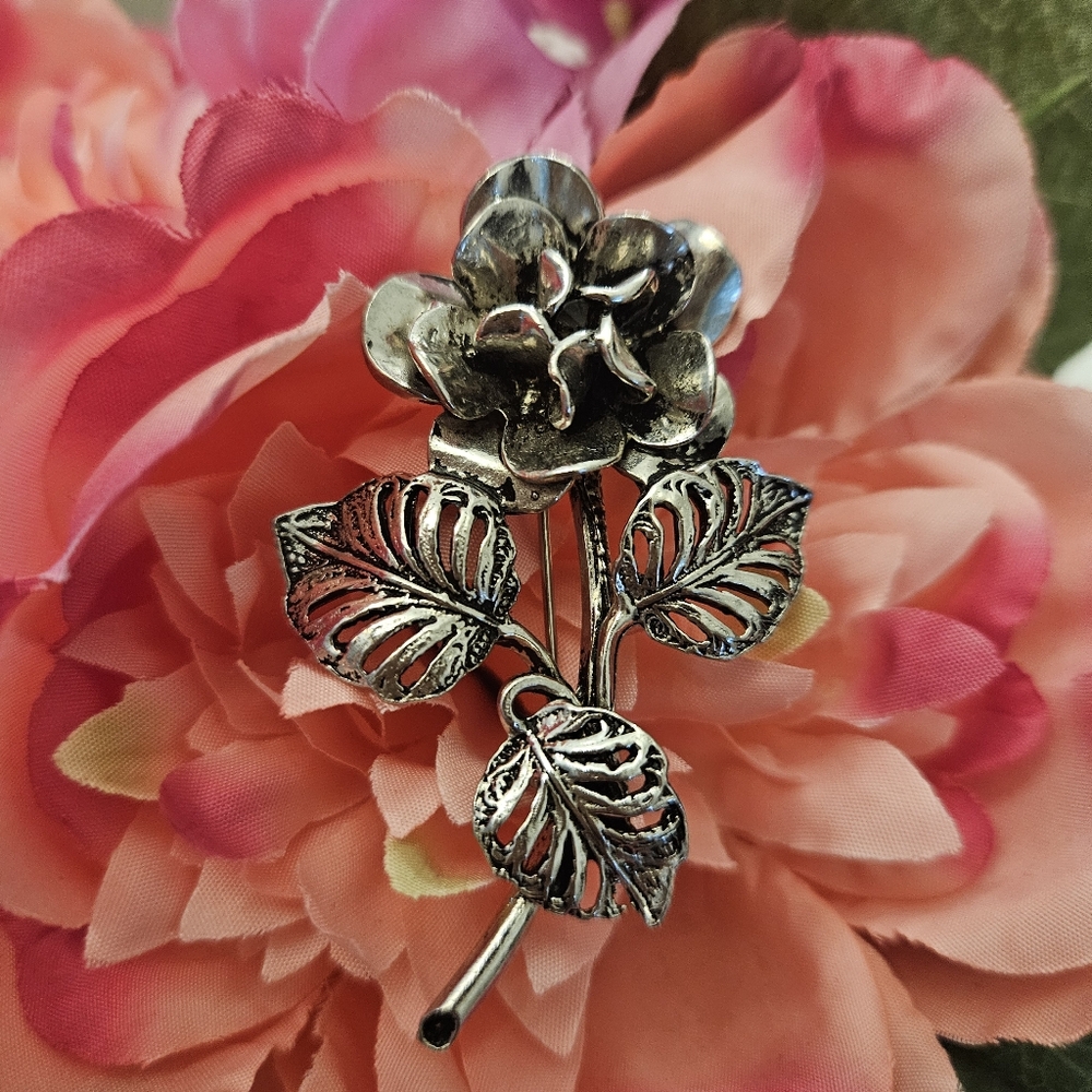 Vintage silvertone brooch flower